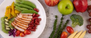 Sliced ​​chicken steak with peas, tomatoes, kiwi and pumpkin